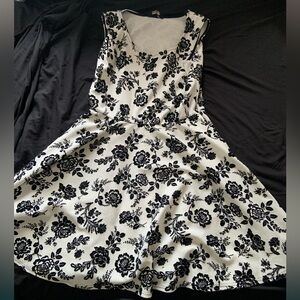 Nice  thick flower black and white dress